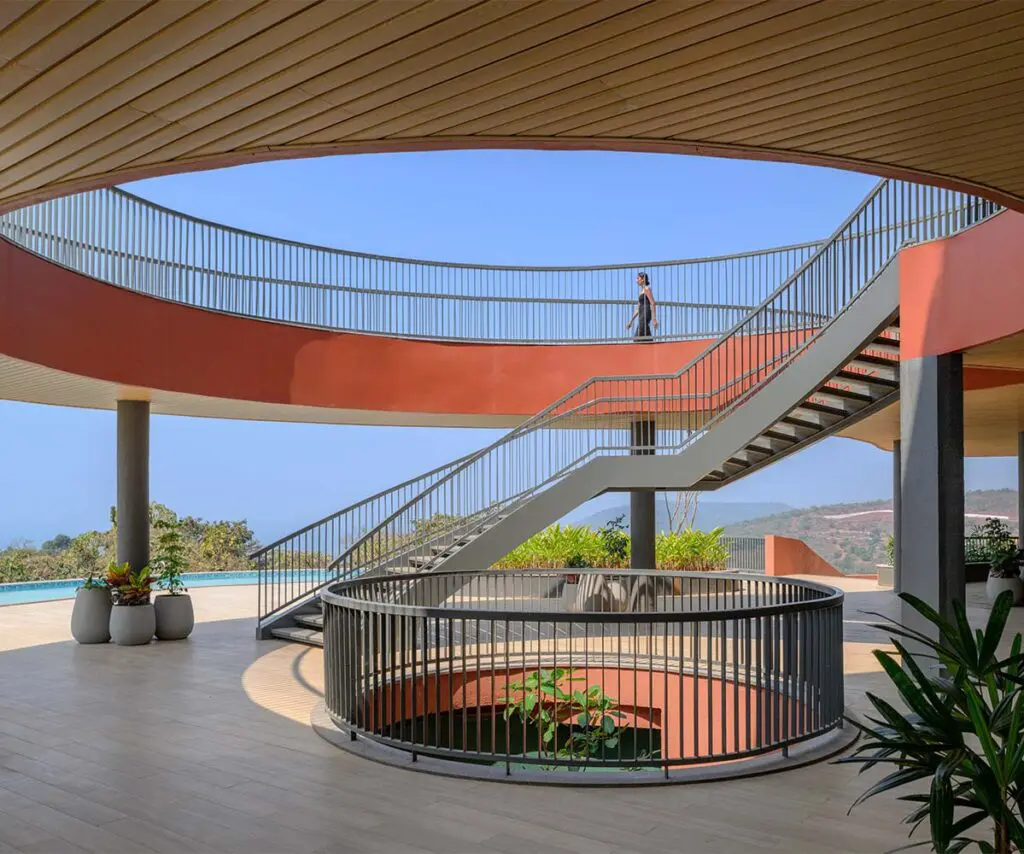 Un edificio en la india moldeado por curvas, terrazas y vistas al mar