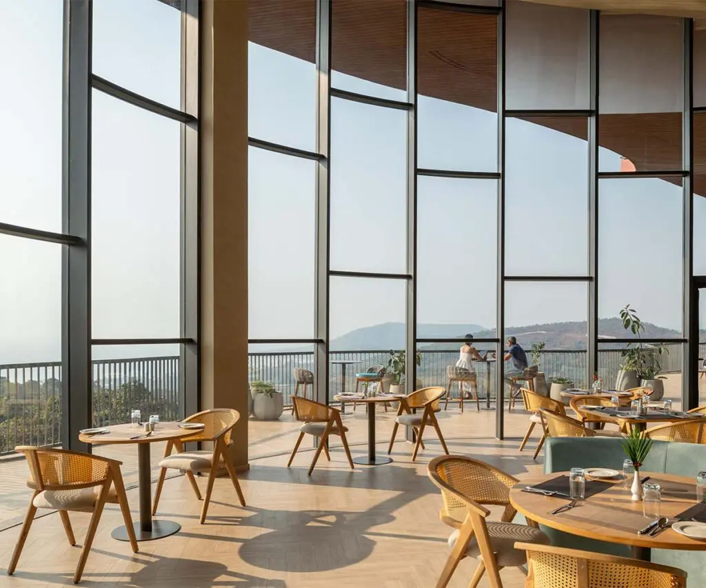 Un edificio en la india moldeado por curvas, terrazas y vistas al mar