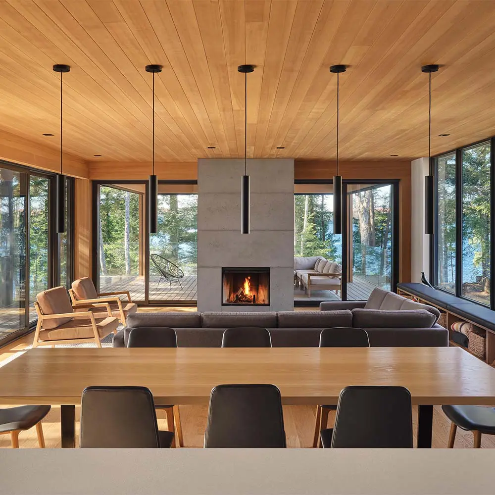 Roble blanco, piedra y paisaje: así es la cocina de esta cabaña diseñada para convivir con la naturaleza