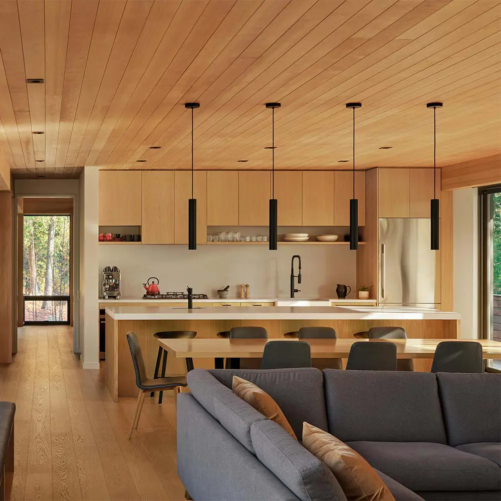 Roble blanco, piedra y paisaje: así es la cocina de esta cabaña diseñada para convivir con la naturaleza