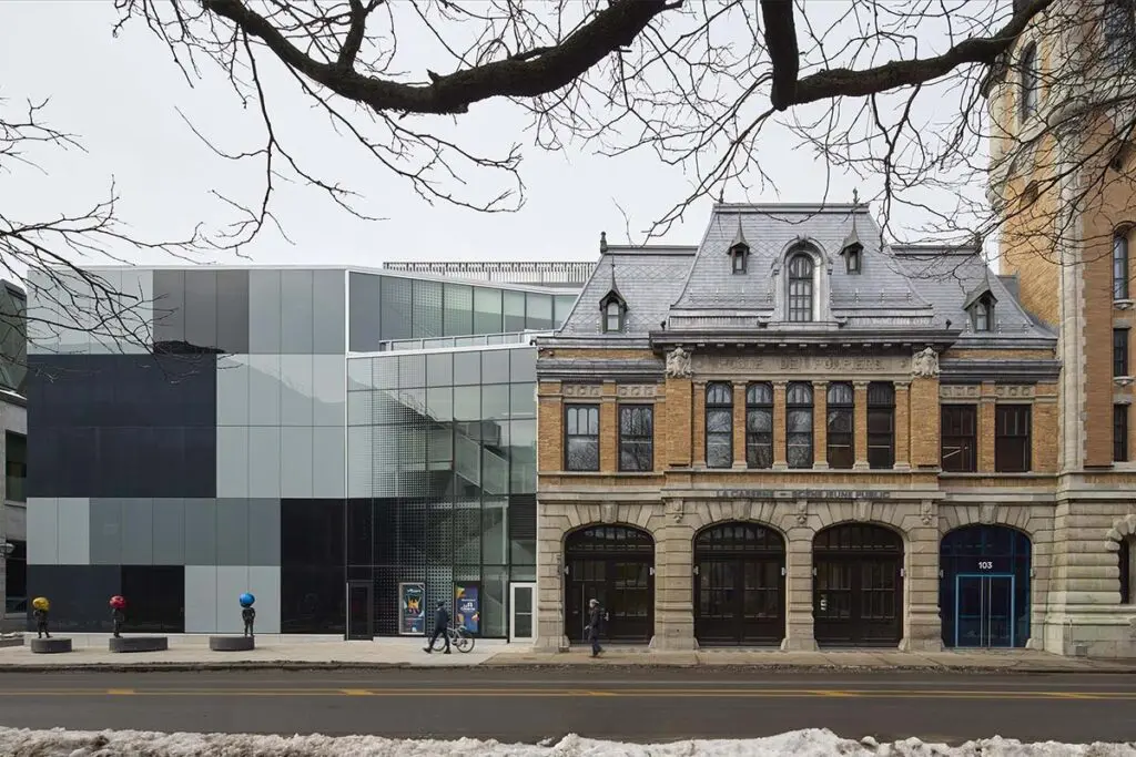 En canadá, una fachada de 1912 cubre un edificio un siglo más joven