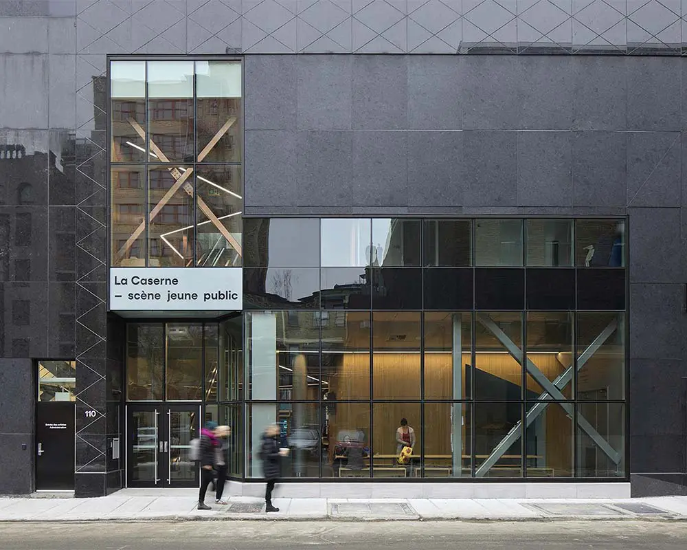 En canadá, una fachada de 1912 cubre un edificio un siglo más joven