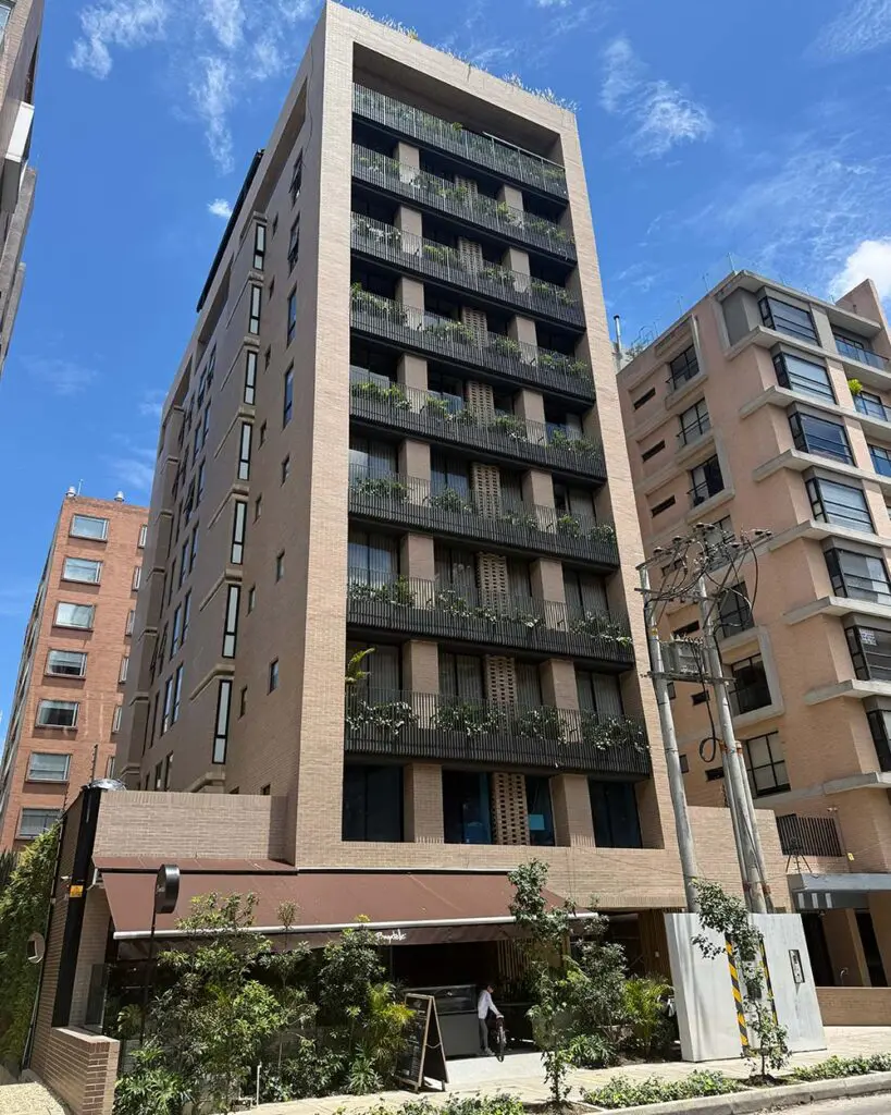 El edificio en bogotá con una arquitectura flexible que reestructura la hospitalidad El edificio en bogotá con una arquitectura flexible que reestructura la hospitalidad