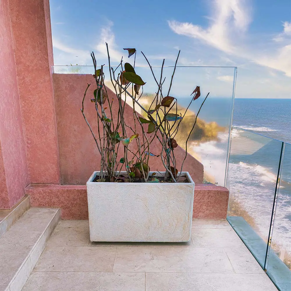 Esta casa frente al mar caribe encuentra belleza en la coherencia entre luz, piedra, vegetación Esta casa frente al mar caribe encuentra belleza en la coherencia entre luz, piedra, vegetación
