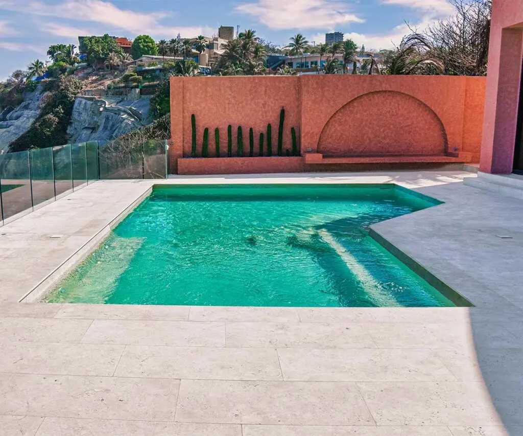 Esta casa frente al mar caribe encuentra belleza en la coherencia entre luz, piedra, vegetación Esta casa frente al mar caribe encuentra belleza en la coherencia entre luz, piedra, vegetación