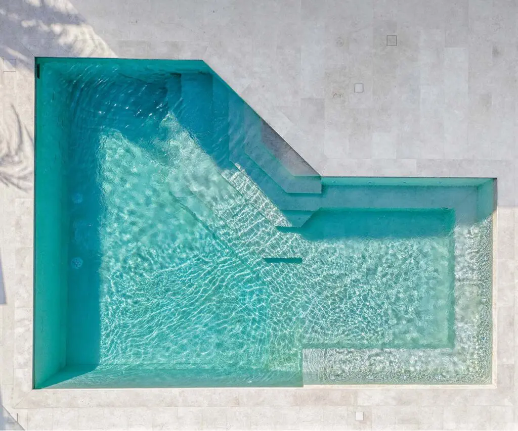 Esta casa frente al mar caribe encuentra belleza en la coherencia entre luz, piedra, vegetación Esta casa frente al mar caribe encuentra belleza en la coherencia entre luz, piedra, vegetación