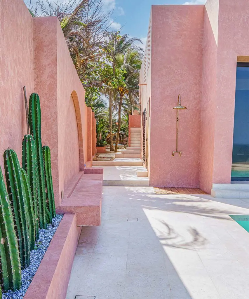Esta casa frente al mar caribe encuentra belleza en la coherencia entre luz, piedra, vegetación Esta casa frente al mar caribe encuentra belleza en la coherencia entre luz, piedra, vegetación
