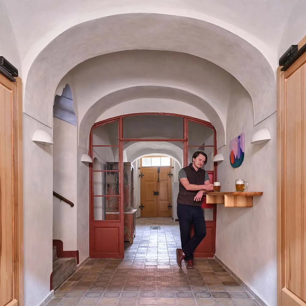 Una vivienda en ruinas se transformó en una casa-bar construida desde la reutilización