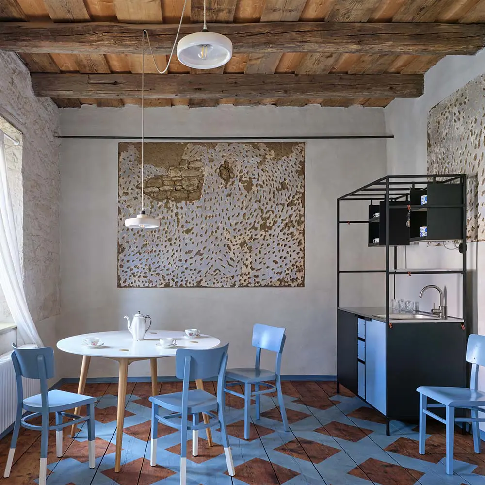 Una vivienda en ruinas se transformó en una casa-bar construida desde la reutilización