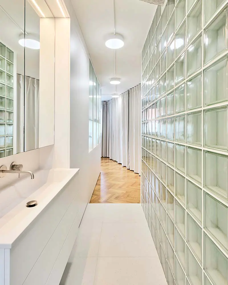 El diseño de un apartamento crudo, abierto, flexible y libre