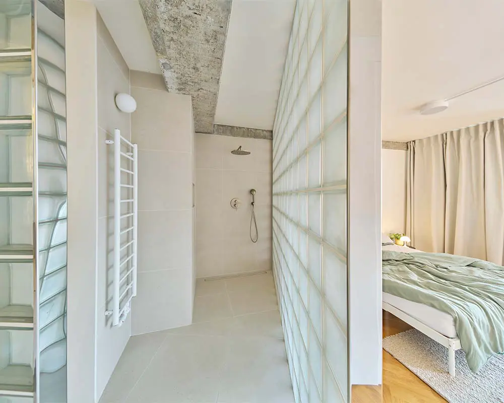 El diseño de un apartamento crudo, abierto, flexible y libre