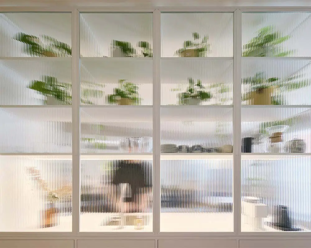 El diseño de un apartamento crudo, abierto, flexible y libre