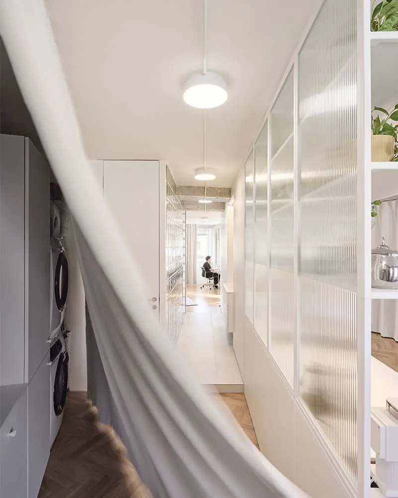 El diseño de un apartamento crudo, abierto, flexible y libre