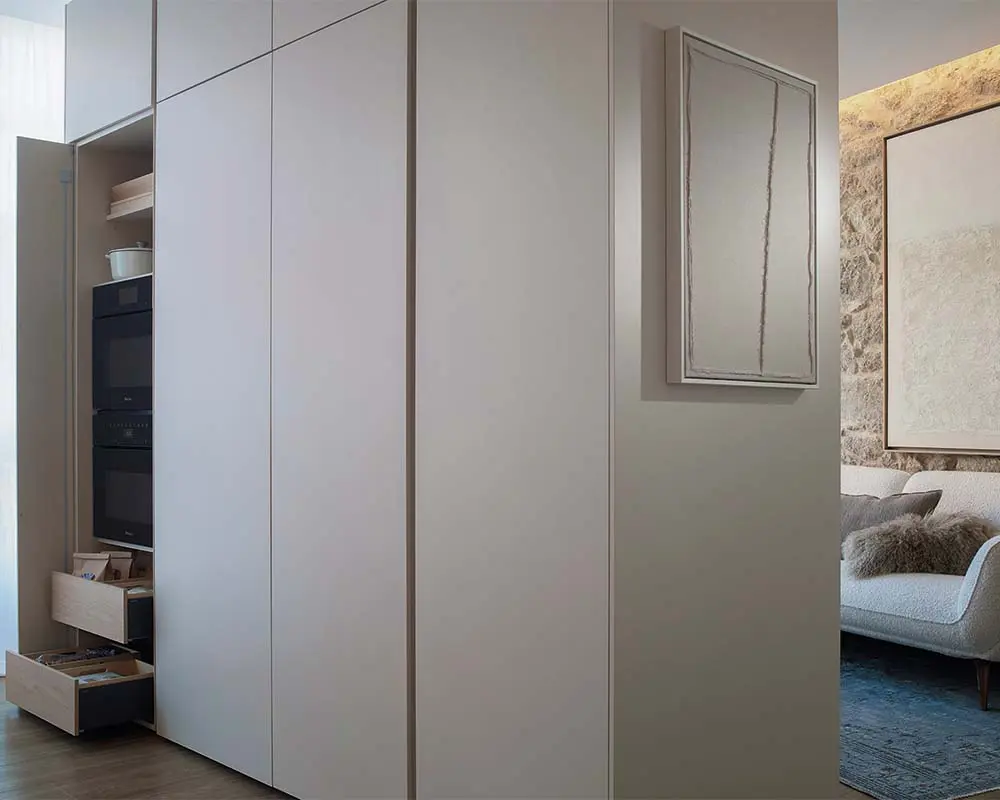 Un apartamento histórico que redefine la vida cotidiana gracias a la calidez de su cocina