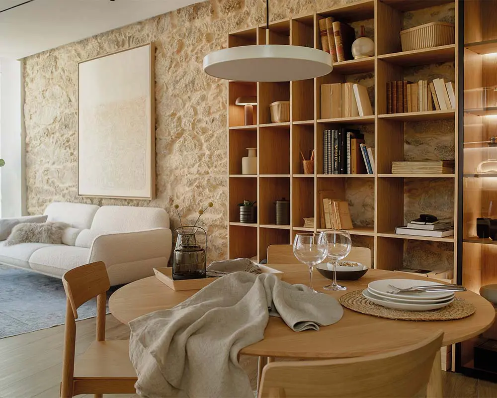 Un apartamento histórico que redefine la vida cotidiana gracias a la calidez de su cocina