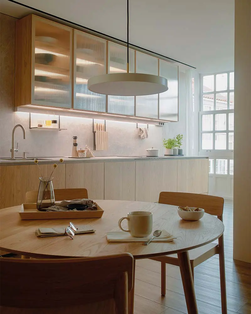 Un apartamento histórico que redefine la vida cotidiana gracias a la calidez de su cocina