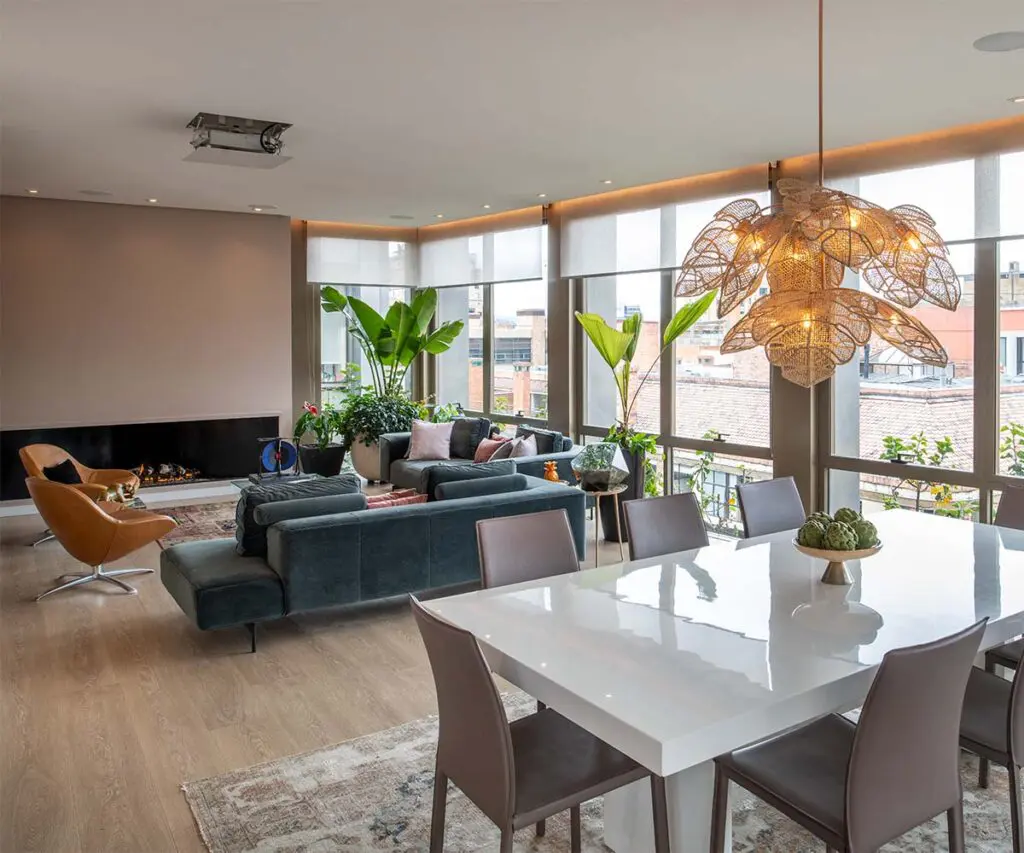 La ciudad y los cerros como protagonistas del espacio de este apartamento en bogotá La ciudad y los cerros como protagonistas del espacio de este apartamento en bogotá