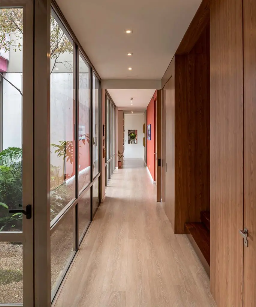 La ciudad y los cerros como protagonistas del espacio de este apartamento en bogotá La ciudad y los cerros como protagonistas del espacio de este apartamento en bogotá
