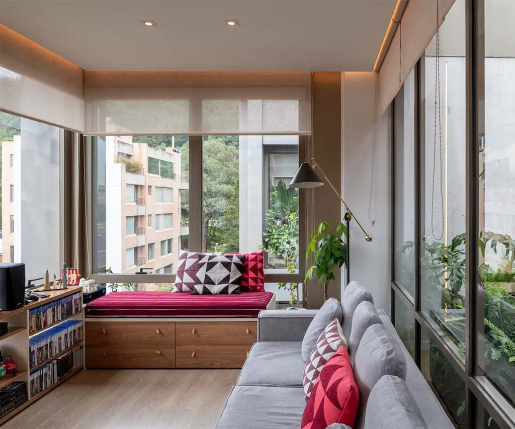 La ciudad y los cerros como protagonistas del espacio de este apartamento en bogotá La ciudad y los cerros como protagonistas del espacio de este apartamento en bogotá
