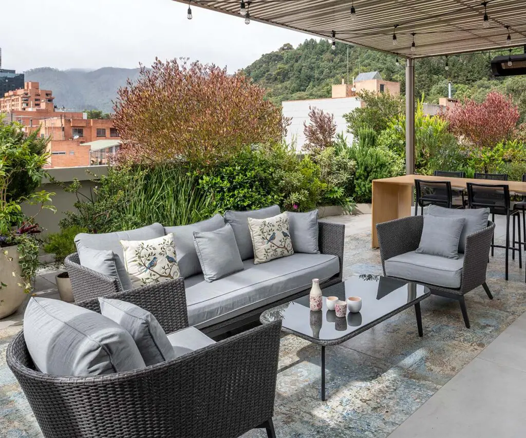La ciudad y los cerros como protagonistas del espacio de este apartamento en bogotá La ciudad y los cerros como protagonistas del espacio de este apartamento en bogotá