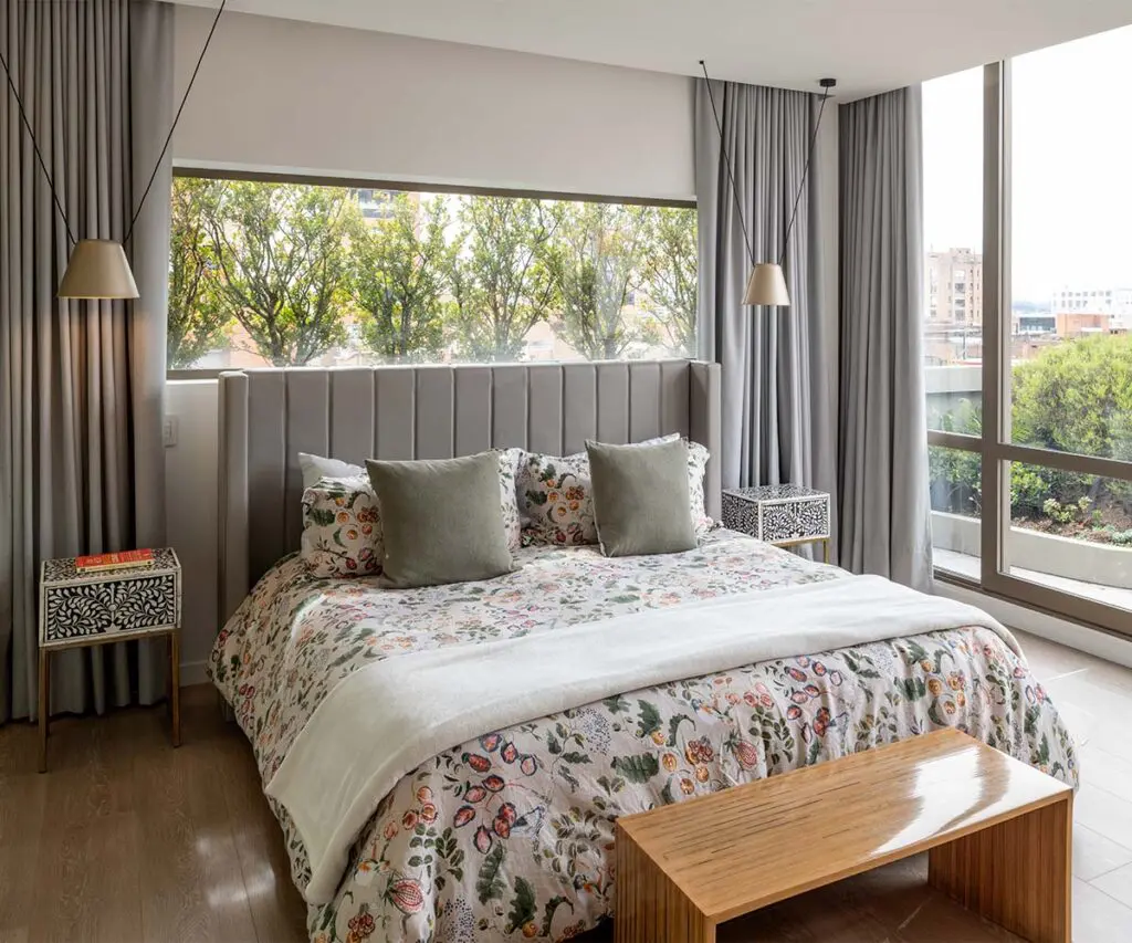 La ciudad y los cerros como protagonistas del espacio de este apartamento en bogotá La ciudad y los cerros como protagonistas del espacio de este apartamento en bogotá
