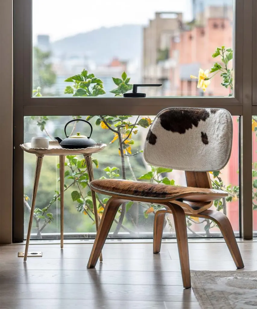 La ciudad y los cerros como protagonistas del espacio de este apartamento en bogotá La ciudad y los cerros como protagonistas del espacio de este apartamento en bogotá