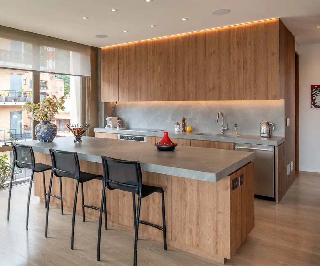 La ciudad y los cerros como protagonistas del espacio de este apartamento en bogotá La ciudad y los cerros como protagonistas del espacio de este apartamento en bogotá