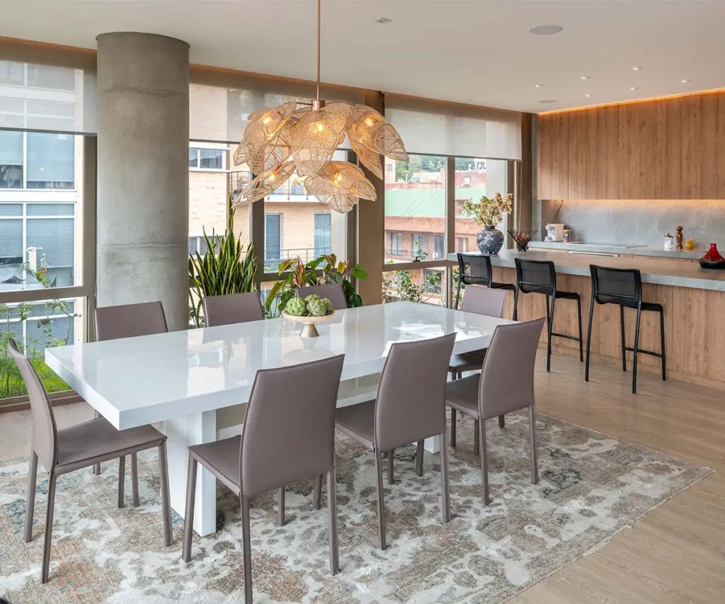 La ciudad y los cerros como protagonistas del espacio de este apartamento en bogotá La ciudad y los cerros como protagonistas del espacio de este apartamento en bogotá