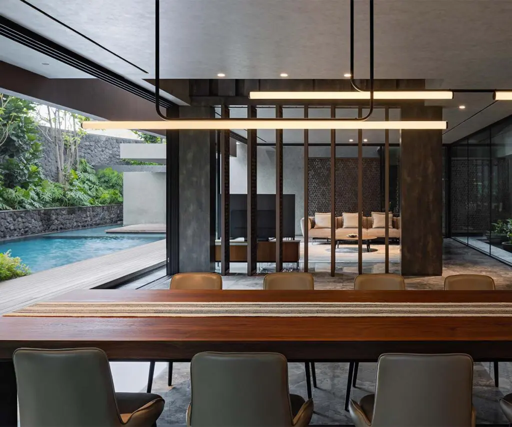 Esta casa tiene una inusual arquitectura abierta y llena de vegetación Esta casa tiene una inusual arquitectura abierta y llena de vegetación