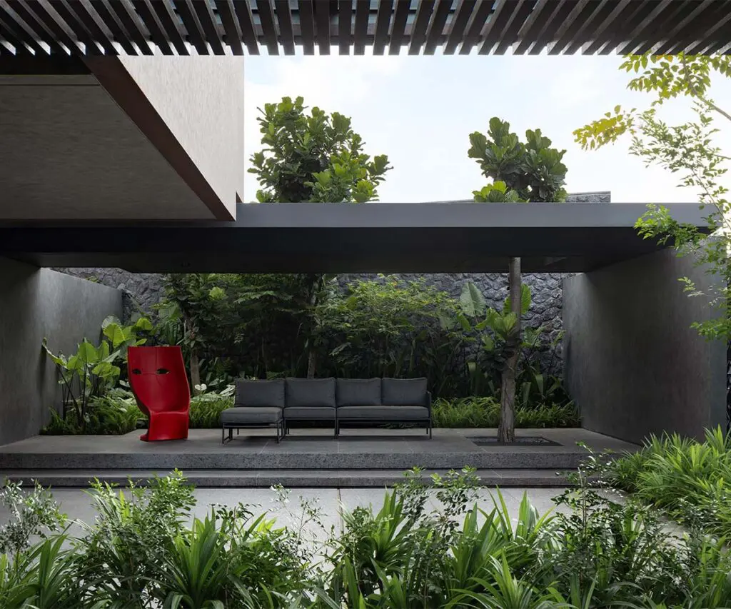 Esta casa tiene una inusual arquitectura abierta y llena de vegetación Esta casa tiene una inusual arquitectura abierta y llena de vegetación