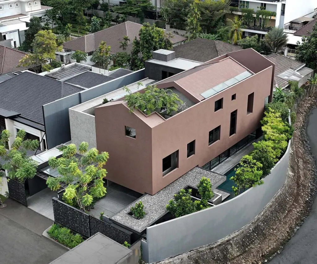 Esta casa tiene una inusual arquitectura abierta y llena de vegetación Casa abierta diseño