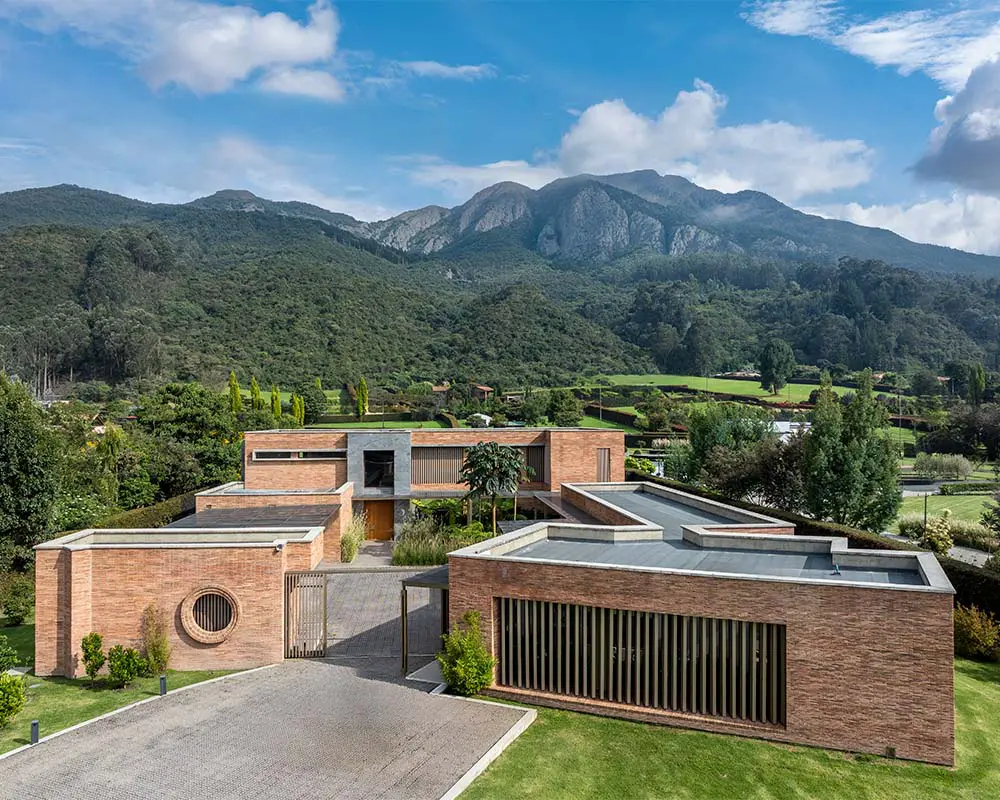 En tenjo, esta vivienda usa la vista al cerro como eje de toda la experiencia espacial En tenjo, esta vivienda usa la vista al cerro como eje de toda la experiencia espacial