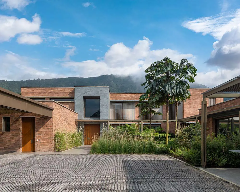 En tenjo, esta vivienda usa la vista al cerro como eje de toda la experiencia espacial En tenjo, esta vivienda usa la vista al cerro como eje de toda la experiencia espacial