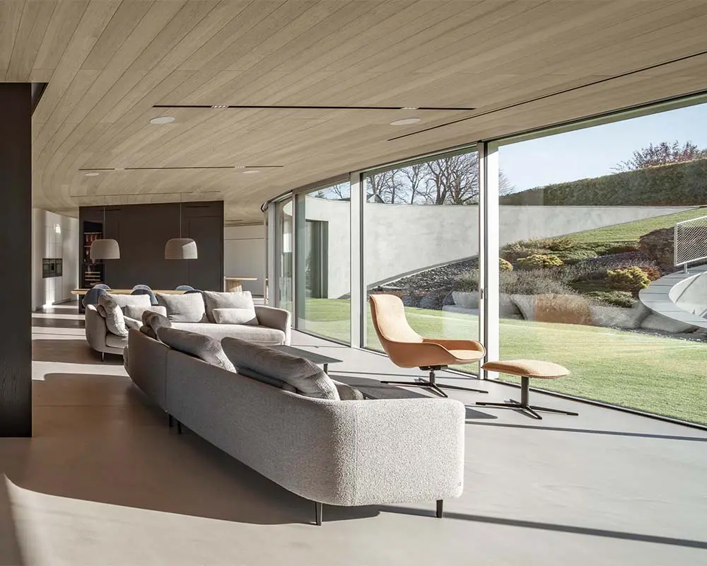 Inspirada en el movimiento de la aviación, esta casa gira para abrirse al paisaje y a la luz