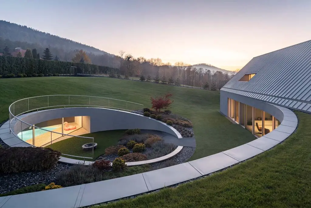 Inspirada en el movimiento de la aviación, esta casa gira para abrirse al paisaje y a la luz