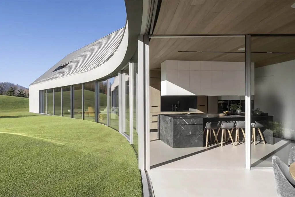 Inspirada en el movimiento de la aviación, esta casa gira para abrirse al paisaje y a la luz