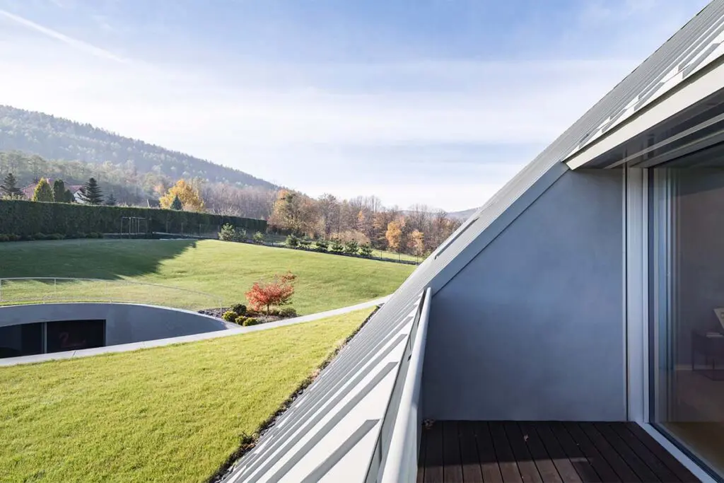 Inspirada en el movimiento de la aviación, esta casa gira para abrirse al paisaje y a la luz