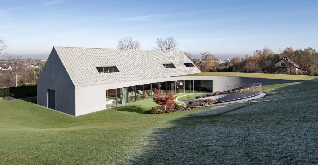 Inspirada en el movimiento de la aviación, esta casa gira para abrirse al paisaje y a la luz