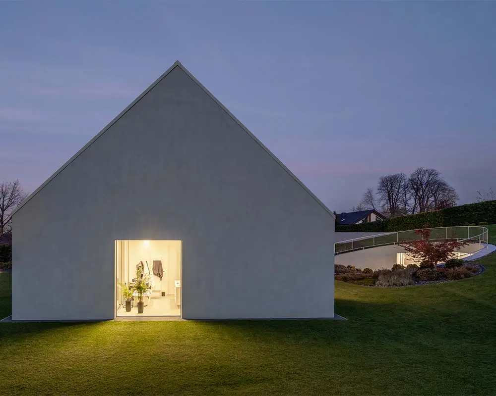 Inspirada en el movimiento de la aviación, esta casa gira para abrirse al paisaje y a la luz