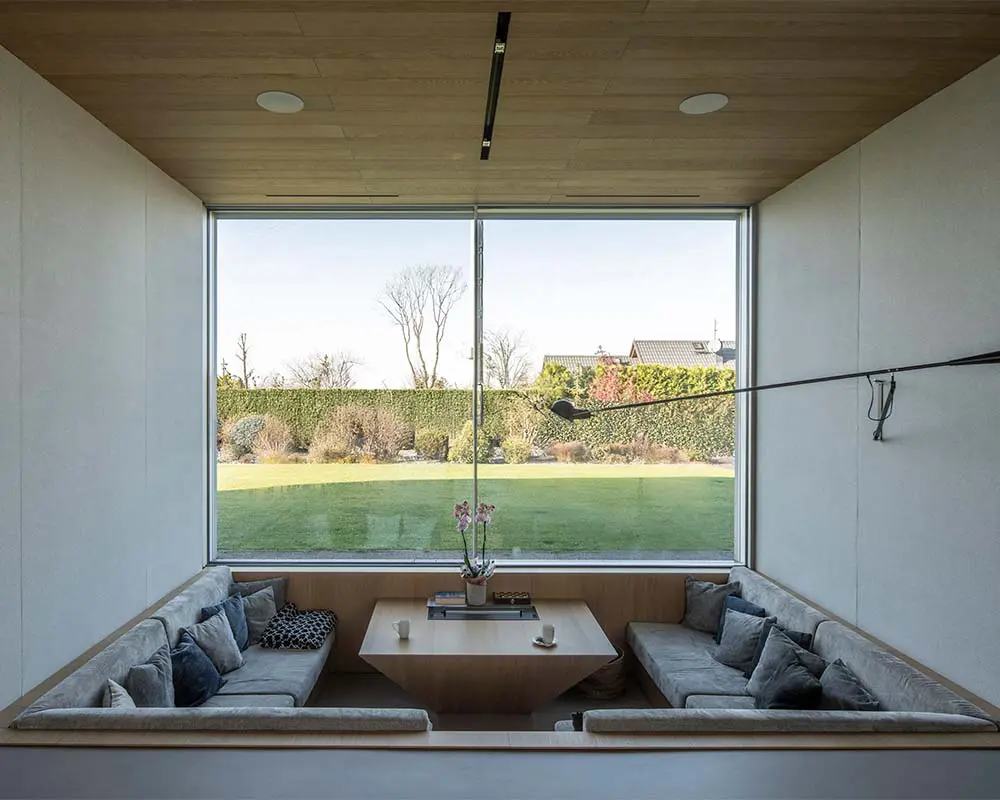 Inspirada en el movimiento de la aviación, esta casa gira para abrirse al paisaje y a la luz