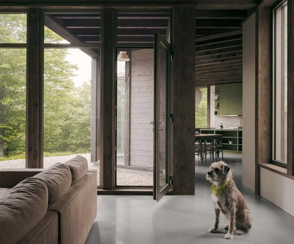 La madera y la luz son el lenguaje arquitectónico de esta gran casa campestre