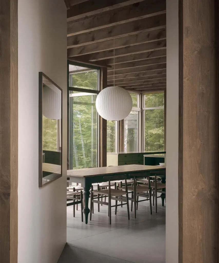 La madera y la luz son el lenguaje arquitectónico de esta gran casa campestre