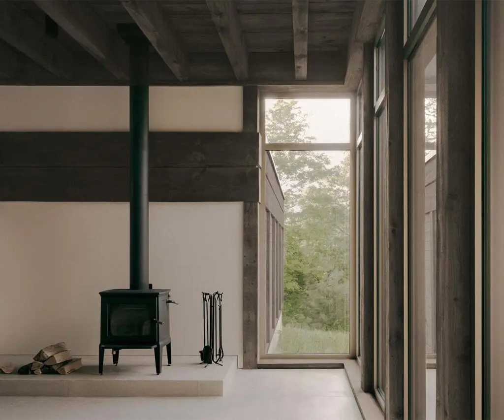 La madera y la luz son el lenguaje arquitectónico de esta gran casa campestre