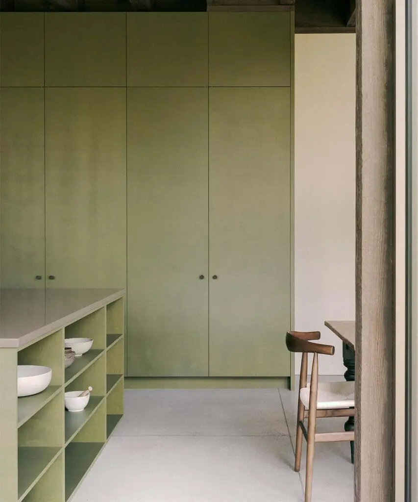 La madera y la luz son el lenguaje arquitectónico de esta gran casa campestre