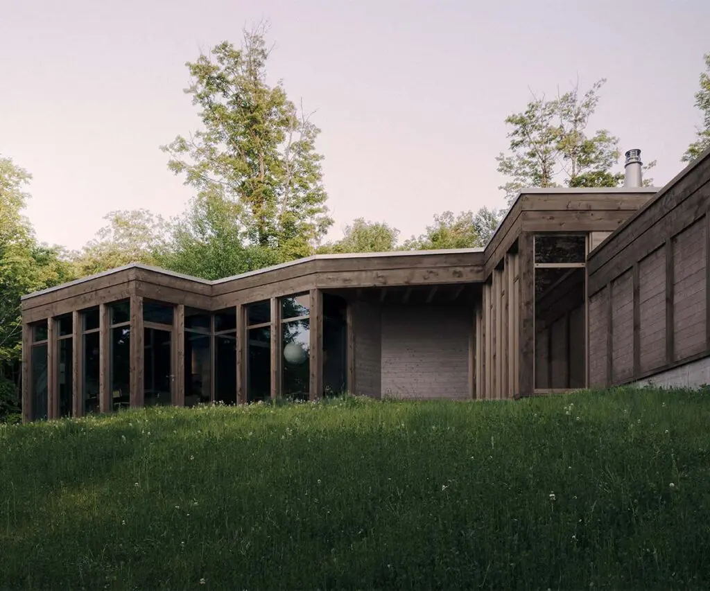 La madera y la luz son el lenguaje arquitectónico de esta gran casa campestre