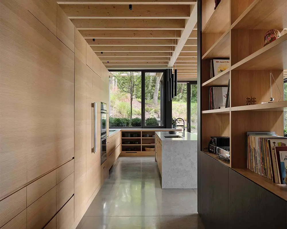 Una casa que emerge entre los árboles: arquitectura que nace del paisaje
