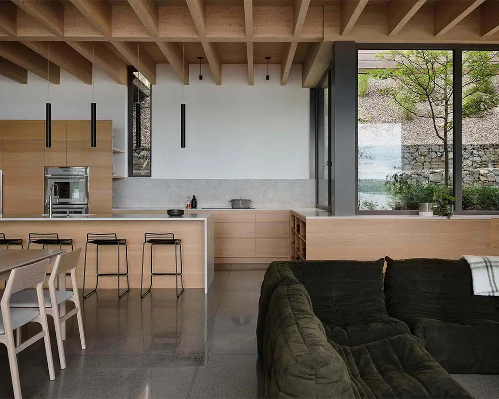 Una casa que emerge entre los árboles: arquitectura que nace del paisaje
