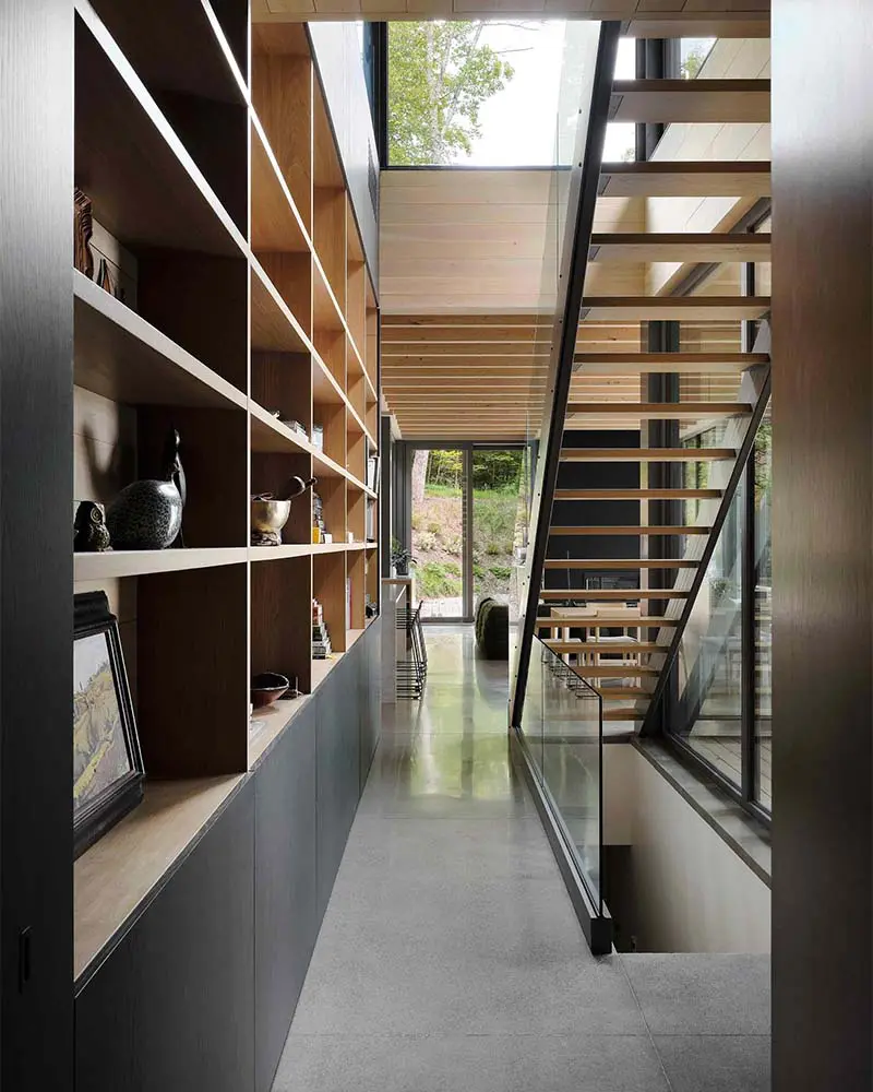 Una casa que emerge entre los árboles: arquitectura que nace del paisaje