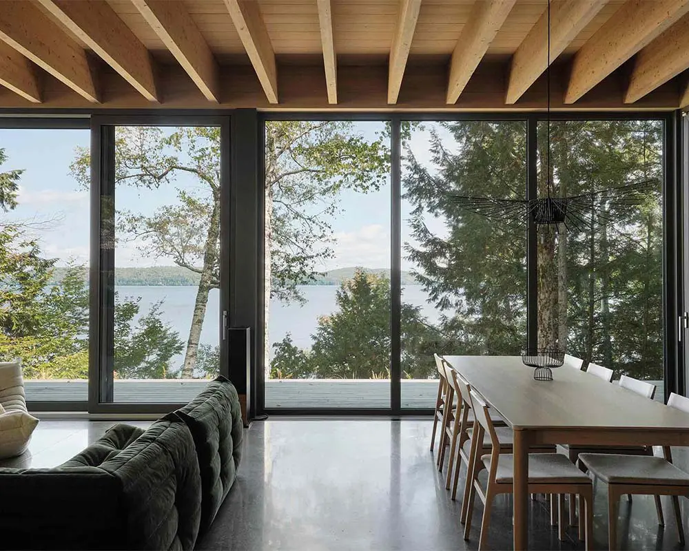 Una casa que emerge entre los árboles: arquitectura que nace del paisaje