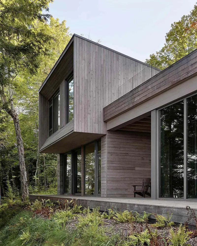 Una casa que emerge entre los árboles: arquitectura que nace del paisaje